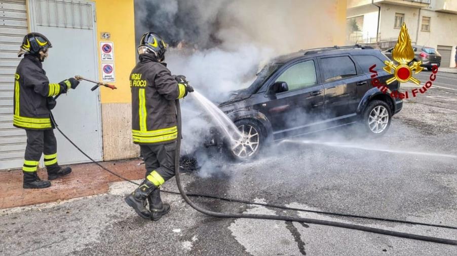 images Lamezia Terme, auto in fiamme: nessun danno