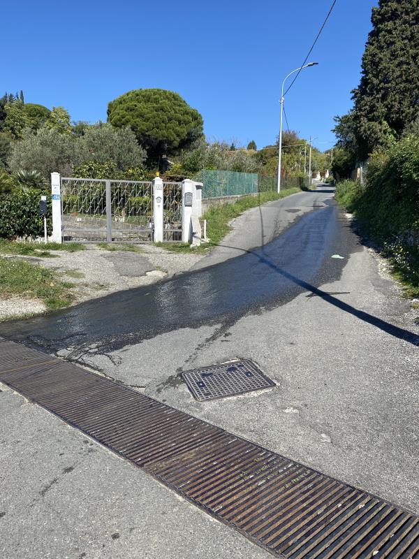 images Catanzaro, cadono nel vuoto le segnalazioni per una perdita di acqua a Gagliano
