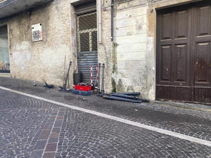 images Catanzaro, su via Educandato "spuntano" i paletti contro il parcheggio selvaggio