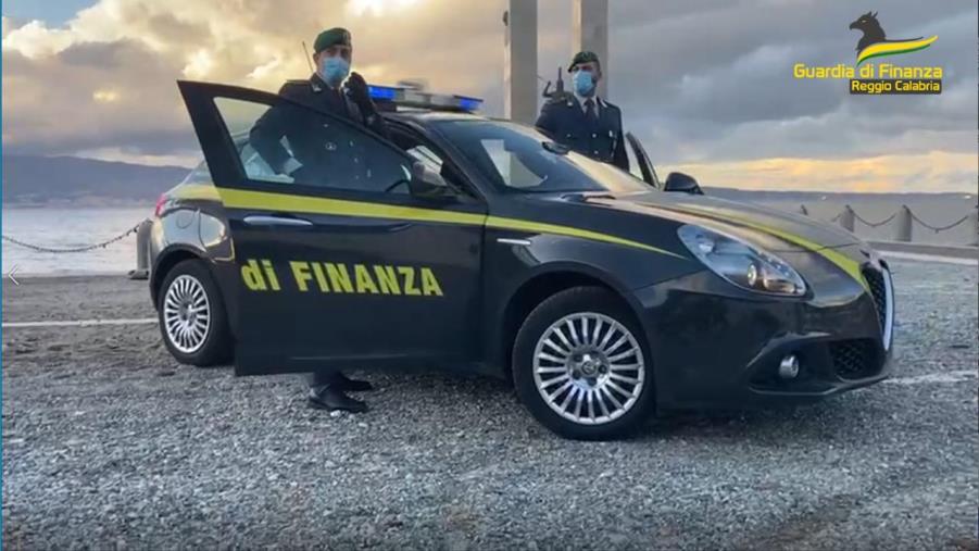 Reggio Calabria, cani antidroga in azione: arrestato un 45enne 