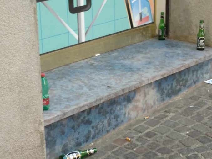 images A Catanzaro bottiglie, escrementi e cartacce davanti ai negozi: il "regalo" ai commercianti per l' 8 dicembre