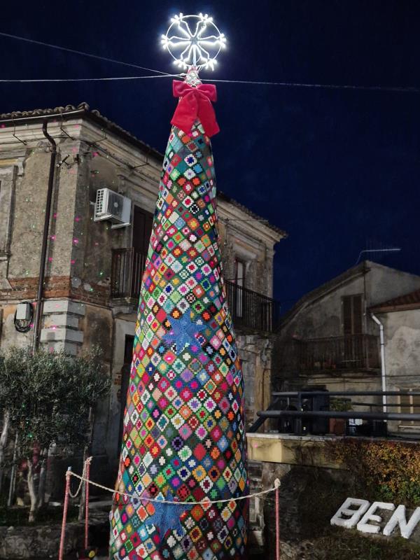 images Il simbolo di Natale ad Olivadi è l'albero fatto all'uncinetto 