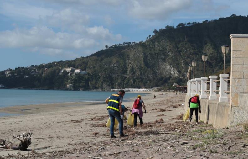 San Pietro Lametino, volontari in azione per ripulire la spiaggia  