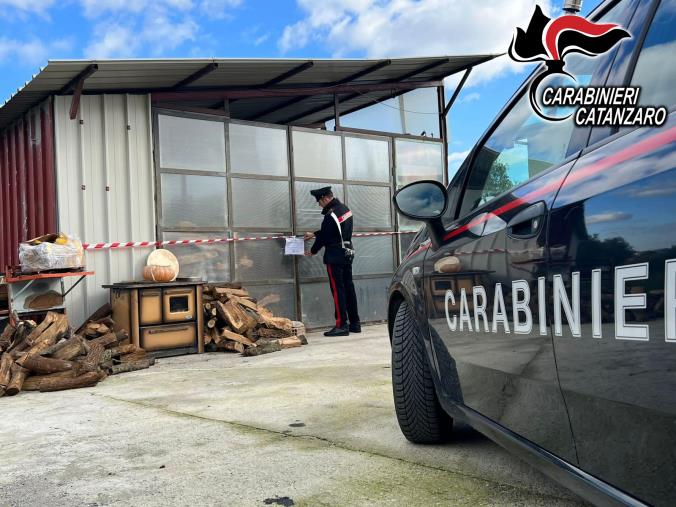 images Confezionavano fitofarmaci di contrabbando in un capannone abusivo a Borgia: arrestato il proprietario