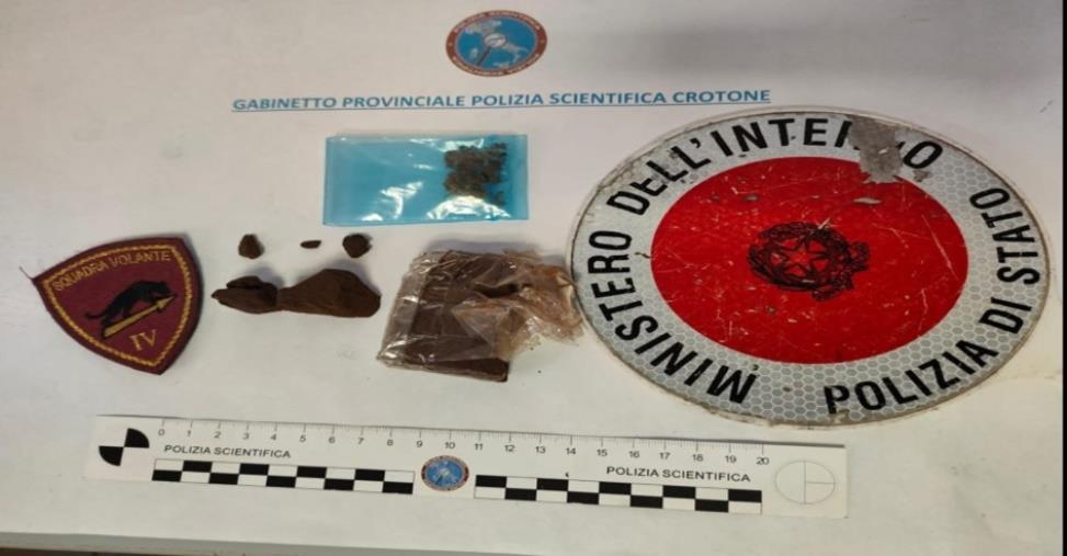 images Crotone, trovati con droga: 2 giovani arrestati 