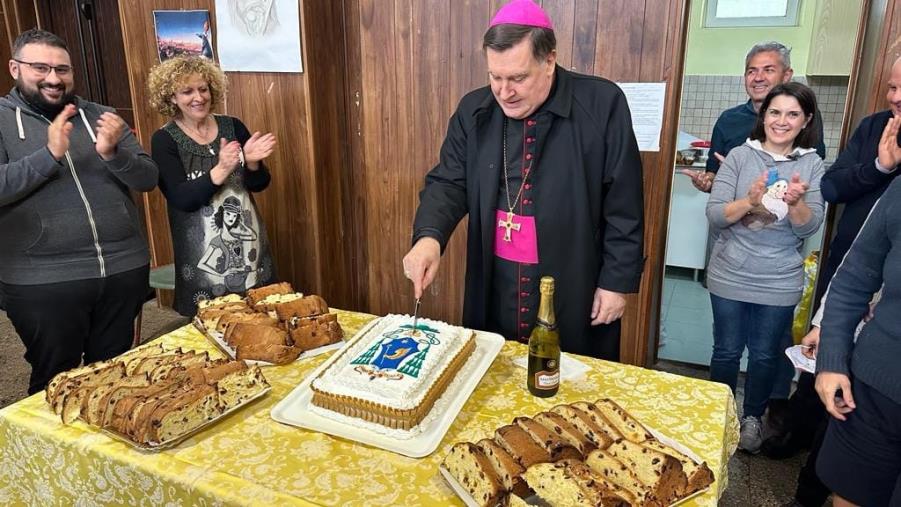 images Catanzaro, l'arcivescovo Maniago pranza con i poveri e visita la parrocchia di San Pio X