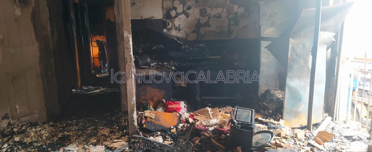 images Sfiorata la tragedia a Olivadi: in fiamme una palazzina (LE FOTO)