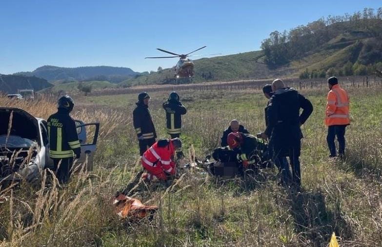 Perde il controllo dell'auto ed esce fuori strada: elisoccorso per una donna nel Crotonese