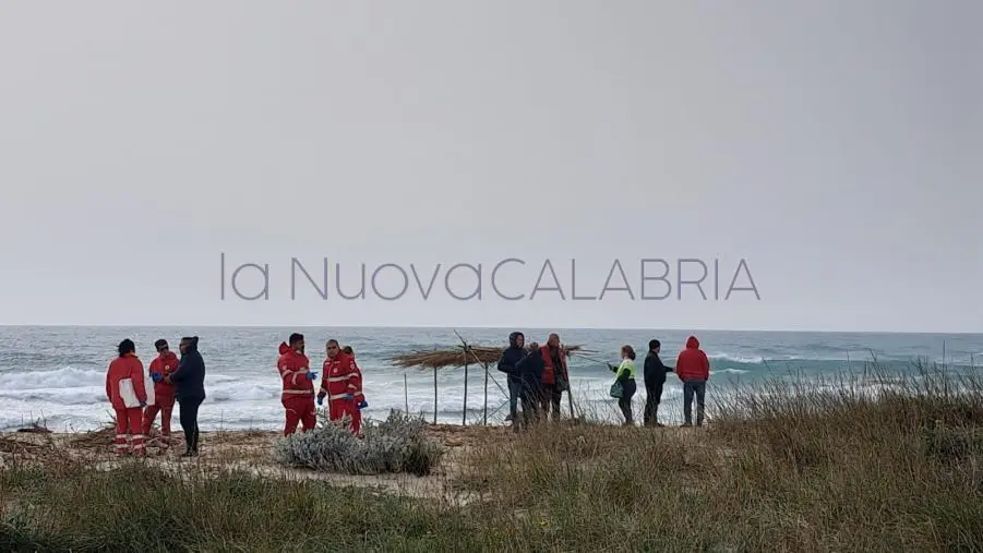 images Tragedia a Steccato di Cutro: sul barcone viaggiano tra i 150 e i 180 migranti (FOTO E VIDEO)