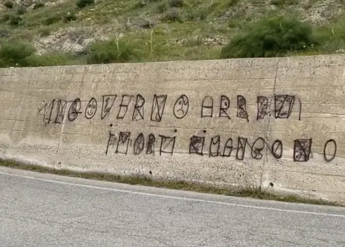 images "Il Governo arriva, i morti rimangono", il murale (cancellato) all'ingresso di Cutro