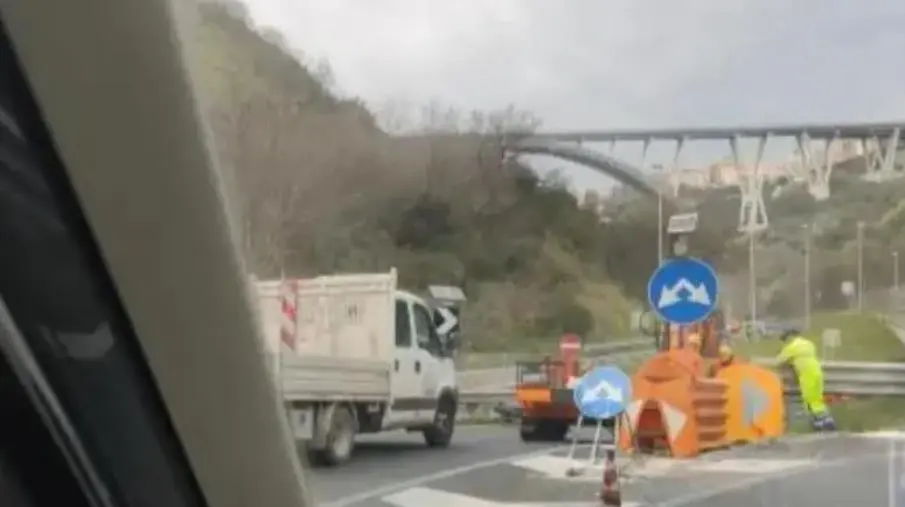 images Catanzaro, traffico deviato prima del Sansinato e code lungo viale De Filippis 