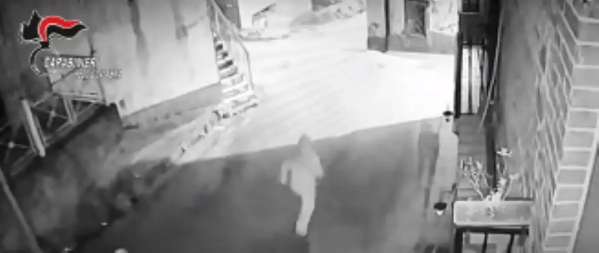 "Nuove leve" nel Reggino:  il video dei 18 colpi sparati contro la casa di una donna 
