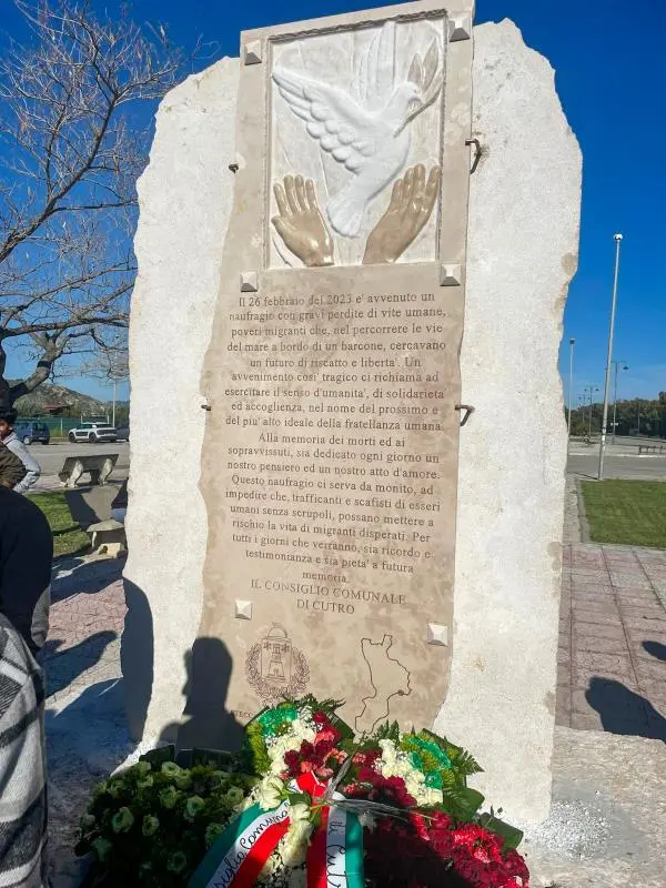 Inaugurato il monumento dedicato alla strage dei migranti, Mancuso: "Mai più altri Cutro" 