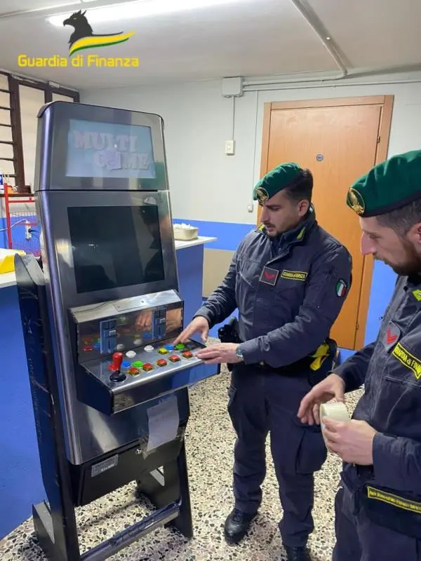 images Sequestrati accessori da fumo, giocattoli e "scoperti" videopoker illegali: 2 denunce nel Lametino