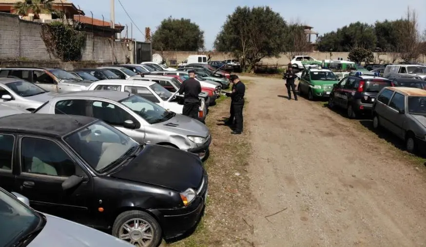 images Reggio, sequestrato cimitero di auto e rifiuti pericolosi: tre denunce
