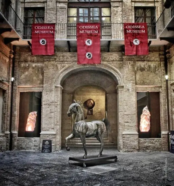 images Il maestoso cavallo “Petrus” di Nuccio Loreti accoglie i visitatori dell’Odissea Museum a Vibo Valentia