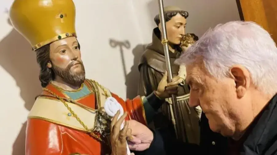 images Il Maestro orafo Gerardo Sacco dona la Chiave della Città a Santa Sofia d’Epiro per devozione al suo Santo patrono