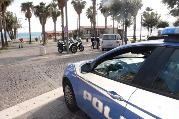 images A Crotone "invade" la strada con sedie, tavoli e fioriere: sanzionato il titolare di un locale di intrattenimento