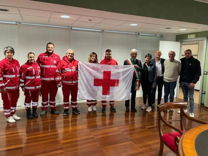 images Rende, consegnata al sindaco Manna la bandiera della Croce Rossa 