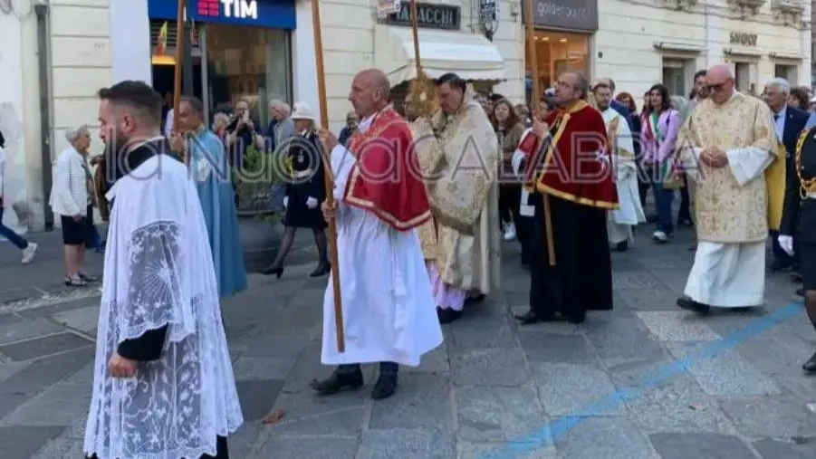 images Catanzaro, la processione del ‘Corpus Domini’ invade le vie del centro storico 
