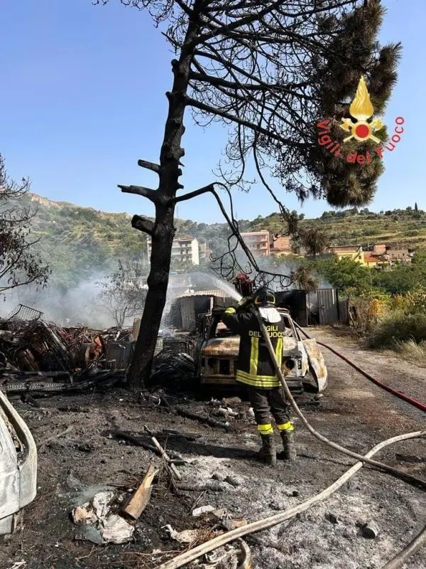 images Incendio di rifiuti a Reggio Calabria: lo scoppio di una bombola ferisce 2 vigili del fuoco 