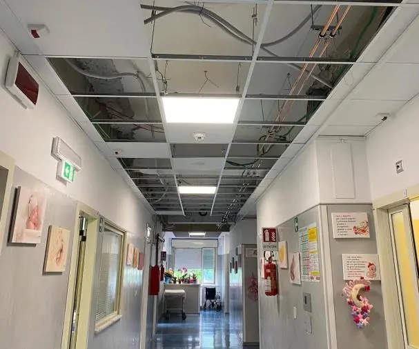 images Crolla il controsoffitto in Ostetricia all'ospedale di Vibo: i lavori erano stati ultimati da meno di un mese 