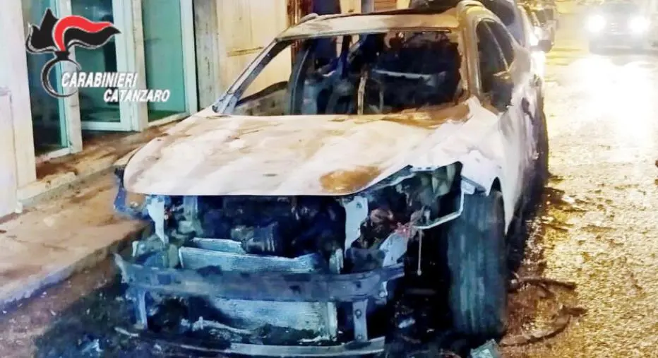 images Lamezia Terme, auto di un avvocato distrutta dalle fiamme: 45enne arrestato 