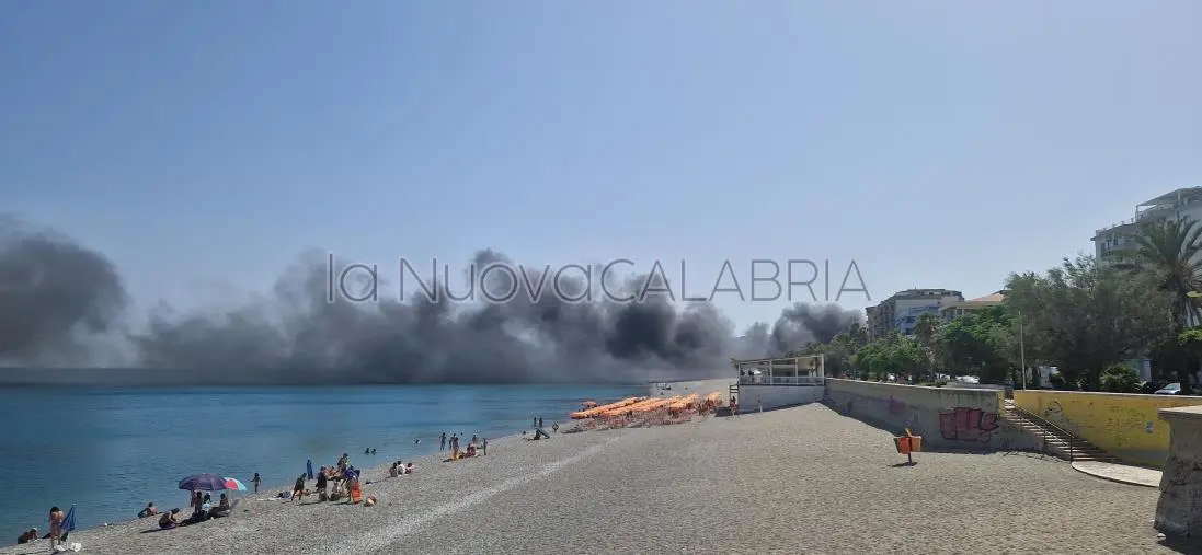 images Coltre di fumo su Catanzaro Lido: in fiamme 4 imbarcazioni ed un gommone in località Corace