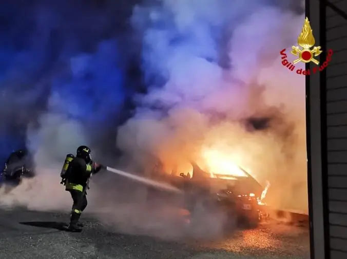 images A Lamezia Terme auto in fiamme: disagi per il fumo denso e acre