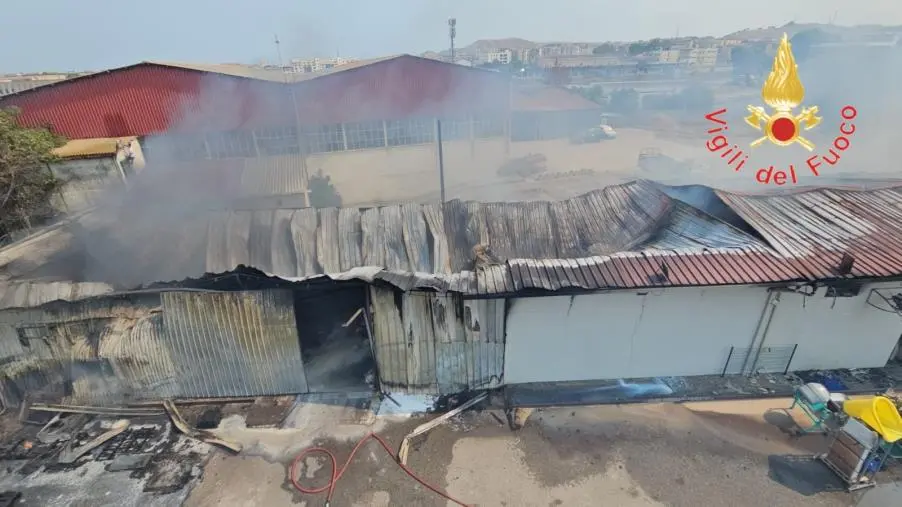 images Spento dopo ore l'incendio che ha distrutto un deposito nel Crotonese 