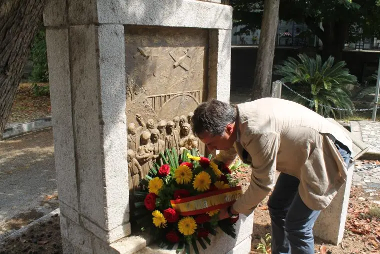 images Catanzaro, il sindaco rende omaggio al monumento ai Caduti nel cimitero di via Paglia 