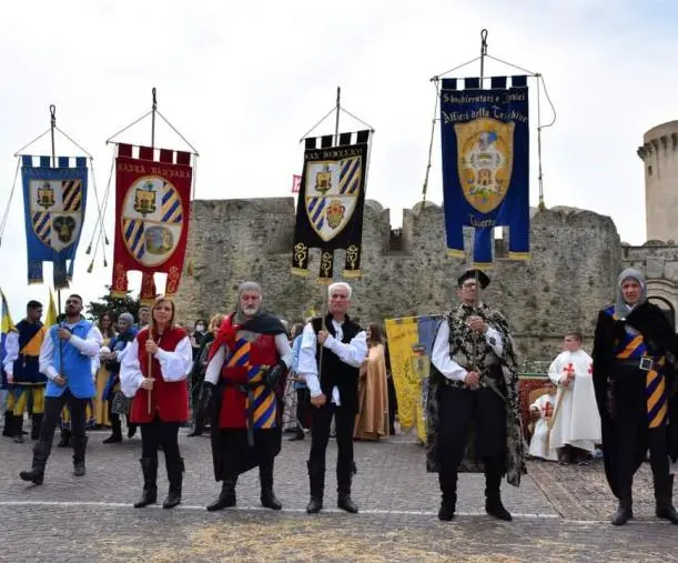 images Taverna si prepara a festeggiare il "Palio dei rioni trischenei"