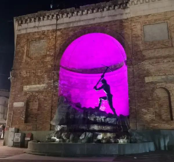 Catanzaro sostiene la campagna "Nastro rosa 2023" contro i tumori: il Cavatore si colora