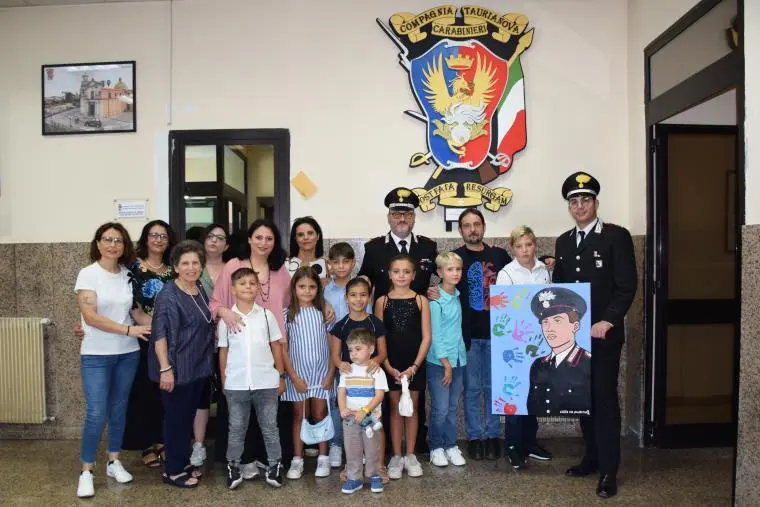 I bambini del progetto "L'arte che accarezza" in visita alla Compagnia Carabinieri di Taurianova