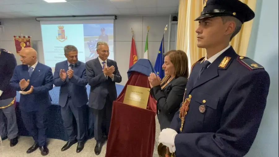 images Polizia Stradale: dedicata alla memoria di Vincenzo Rotella la Sala riunioni del Compartimento Calabria 
