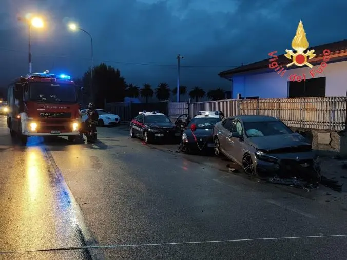 images Lamezia, perde il controllo e travolge pattuglie dei carabinieri: 2 militari feriti gravi