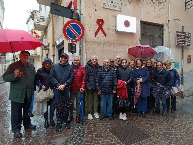 images Catanzaro, il Comitato di quartiere S. Maria di Mezzogiorno dice no alla violenza sulle donne con una coccarda rossa (FOTO)