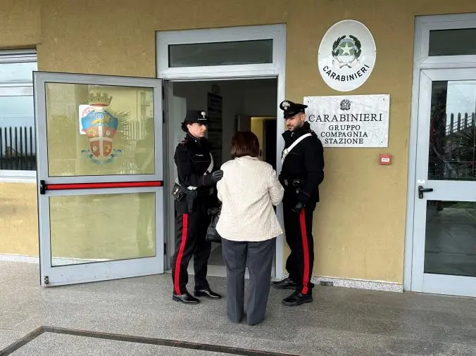 images Lamezia, si fingono carabiniere e avvocato per ottenere 10 mila euro da un'anziana: in due ai domiciliari 