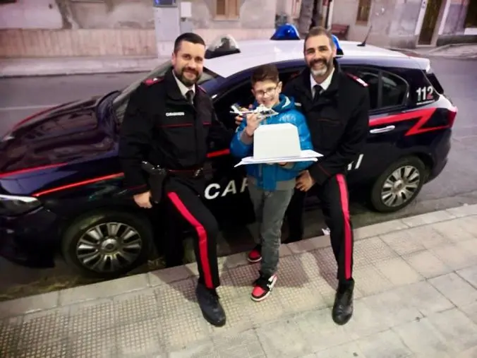 images Ogni Natale dona ai Carabinieri un disegno ma quest'anno sono loro a fargli una sorpresa: è magia a Locri per il piccolo Francesco