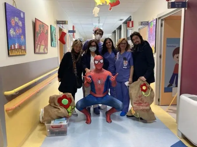 images Sorpresa in Pediatria, “Spiderman” irrompe tra le corsie dell'Ospedale Pugliese-Ciaccio di Catanzaro