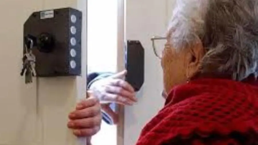 images "Paghi e libereremo suo figlio": anziana derubata in casa a Catanzaro anche delle fedi