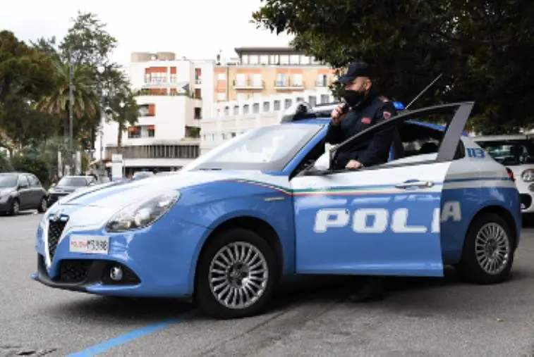 images Reggio, si rifiuta di fornire i dati personali e spunta in faccia a un poliziotto: arrestato