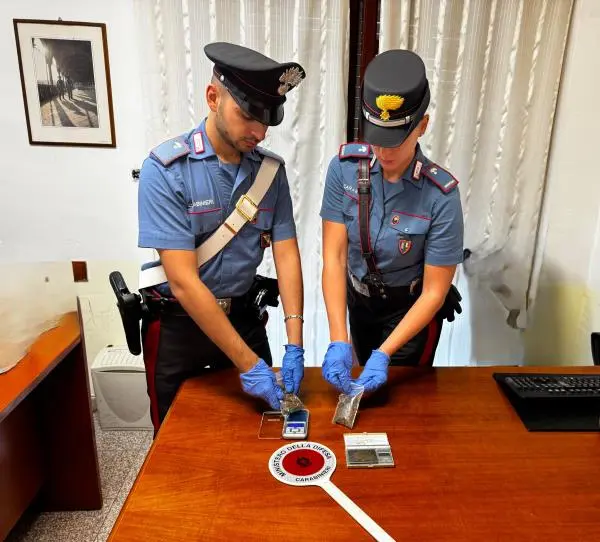 Trovato in casa con droga e bilancini di precisione: arrestato 58enne di Albi
