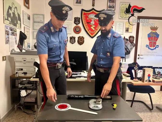 Cirò Marina (KR), droga e armi in auto: un arresto e una denuncia