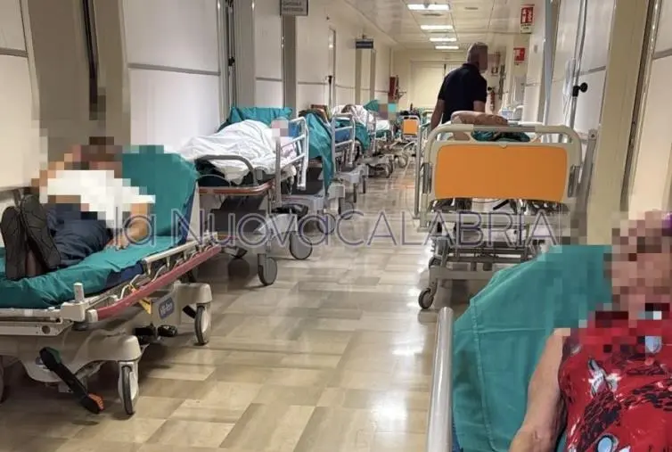 Emergenza senza fine al PS di Catanzaro: letti nei corridoi e pazienti nei ripostigli