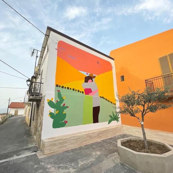 "L'abbrazzu", è il nuovo murales di Massimo Sirelli inaugurato a Marcedusa: "Segna per me un ritorno alla vita"