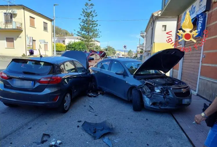 Catanzaro, esce di strada e impatta contro un'auto parcheggiata