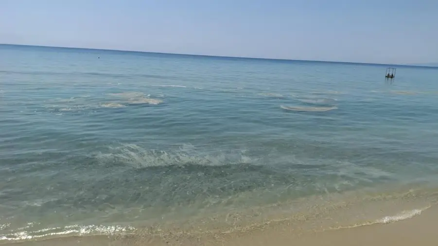 Sellia Marina, acqua sporca in località San Vincenzo: la segnalazione di un bagnante 
