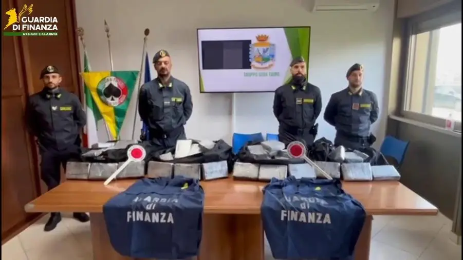 Reggio, sequestrati 228 Kg di cocaina e arrestati 2 portuali