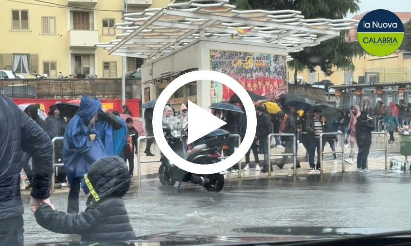 images Acquazzone sul Ceravolo, gara sospesa: i tifosi lasciano lo stadio sotto la grandine